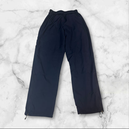 Entdecke unsere Vintage Track Pants von Nike und anderen Marken, erhältlich bei Valuxery.de - Dein Shop für trendige Vintage - Kleidung. Unsere Track Pants sind aus hochwertigen Materialien und
