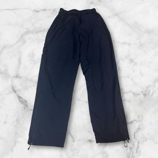 Entdecke unsere Vintage Track Pants von Nike und anderen Marken, erhältlich bei Valuxery.de - Dein Shop für trendige Vintage - Kleidung. Unsere Track Pants sind aus hochwertigen Materialien und