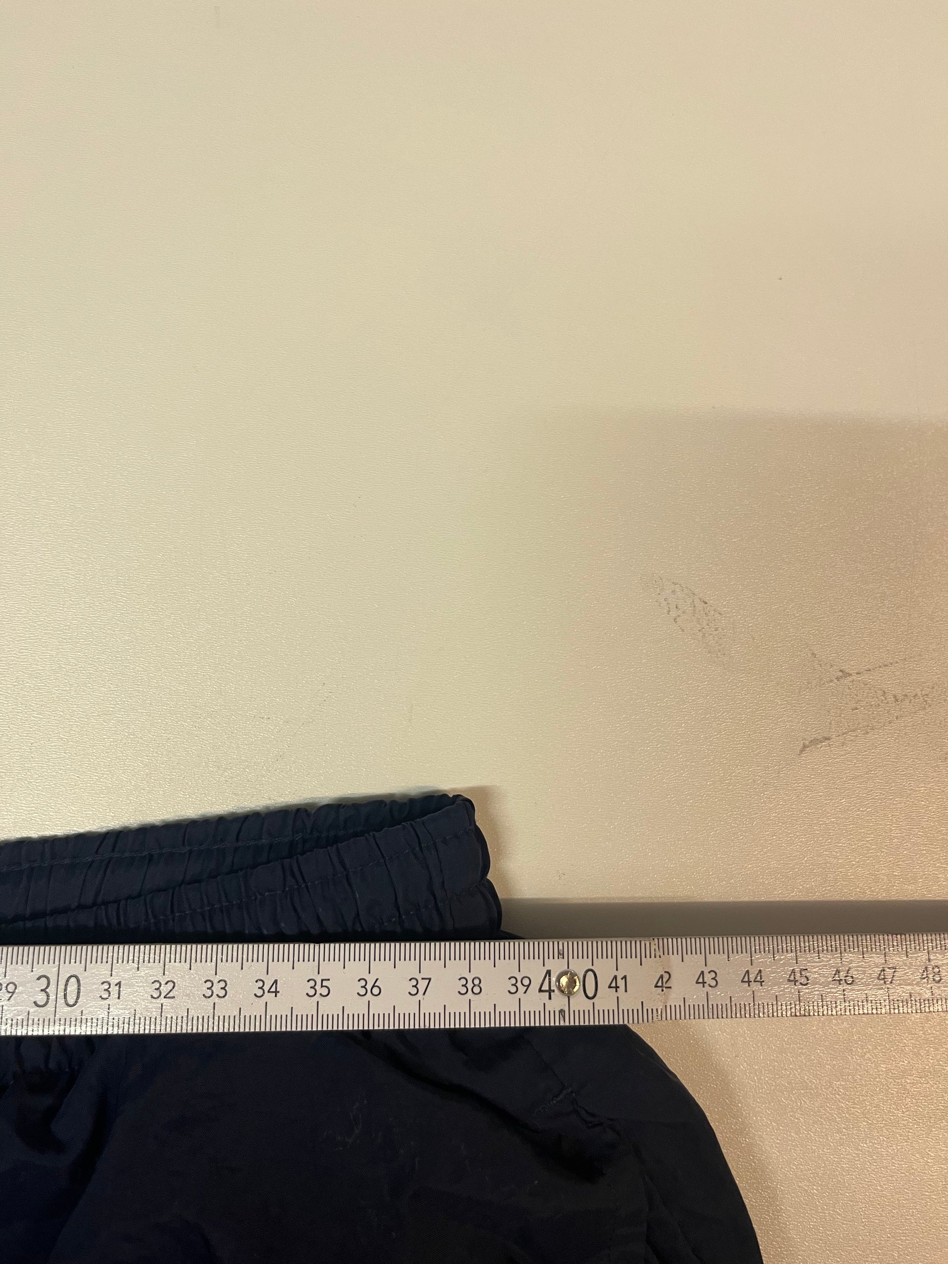 Entdecke unsere Vintage Track Pants von Nike und anderen Marken, erhältlich bei Valuxery.de - Dein Shop für trendige Vintage - Kleidung. Unsere Track Pants sind aus hochwertigen Materialien und