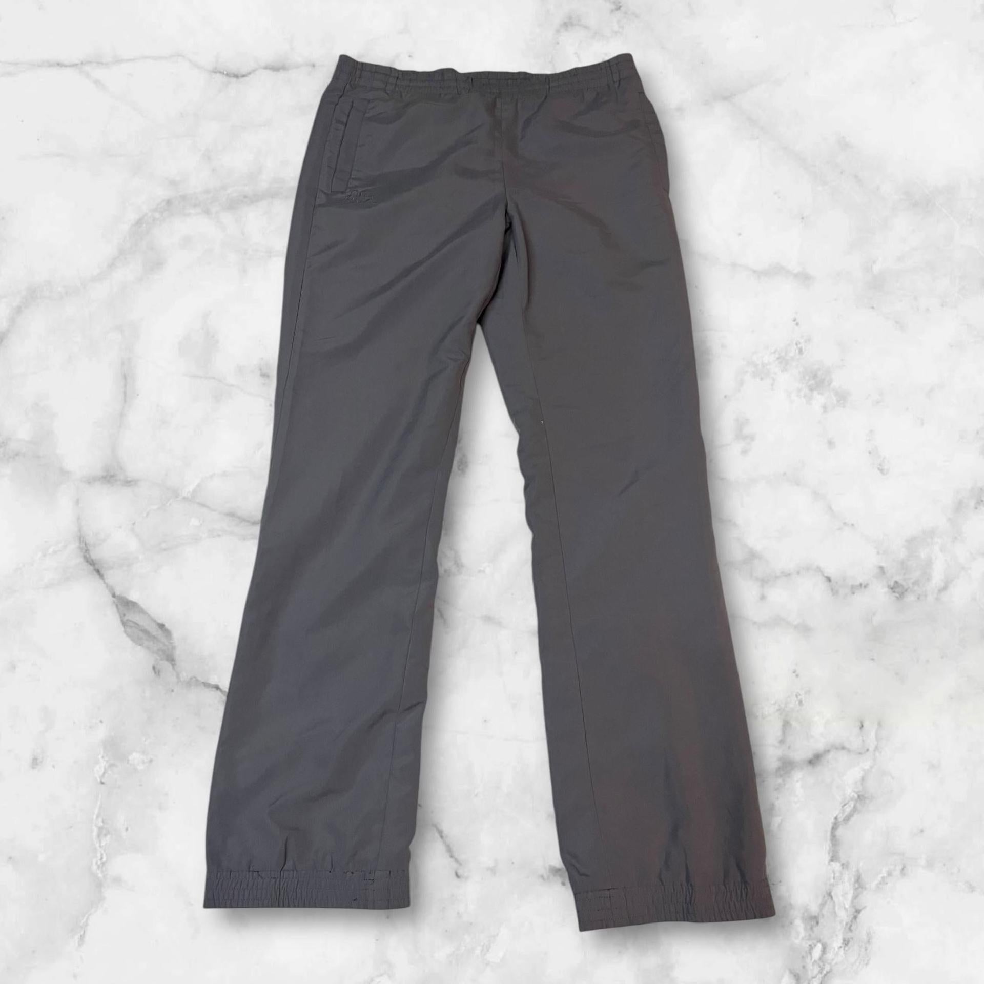 Entdecke unsere Vintage Track Pants von Nike und anderen Marken, erhältlich bei Valuxery.de - Dein Shop für trendige Vintage - Kleidung. Unsere Track Pants sind aus hochwertigen Materialien und