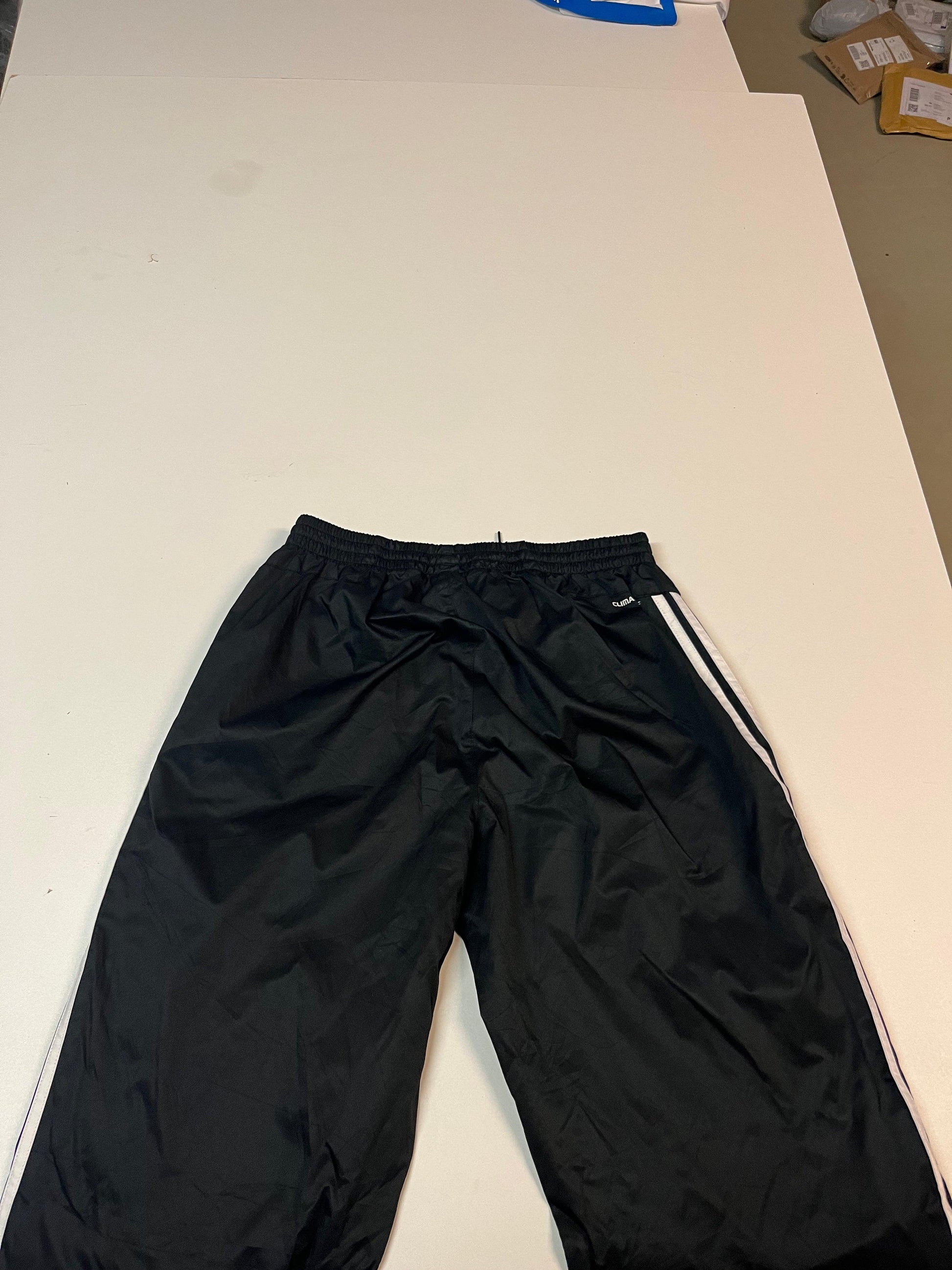 Entdecke unsere Vintage Track Pants von Nike und anderen Marken, erhältlich bei Valuxery.de - Dein Shop für trendige Vintage - Kleidung. Unsere Track Pants sind aus hochwertigen Materialien und