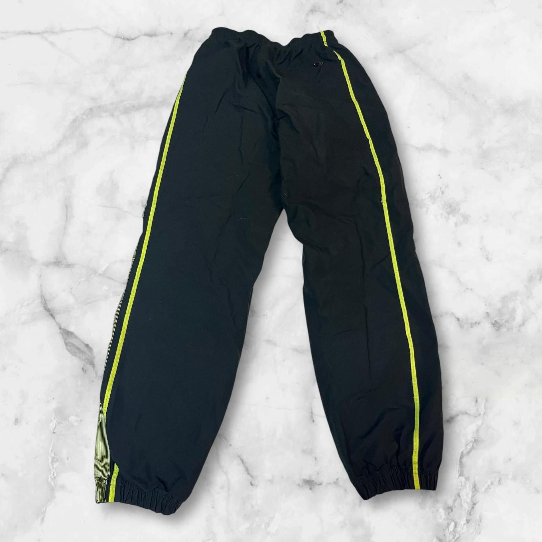 Entdecke unsere Vintage Track Pants von Nike und anderen Marken, erhältlich bei Valuxery.de - Dein Shop für trendige Vintage - Kleidung. Unsere Track Pants sind aus hochwertigen Materialien und