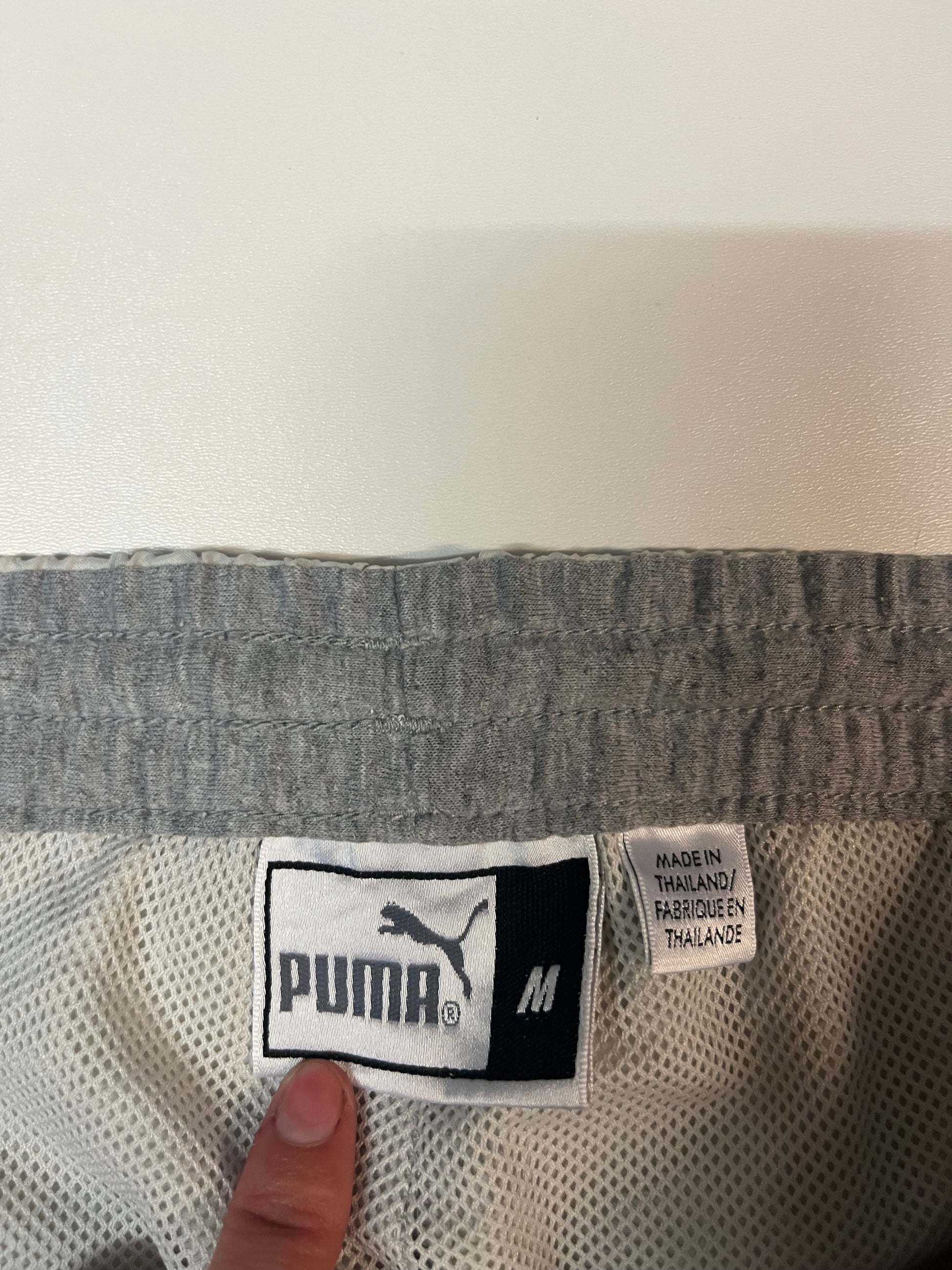 Entdecke unsere Vintage Track Pants von Nike und anderen Marken, erhältlich bei Valuxery.de - Dein Shop für trendige Vintage - Kleidung. Unsere Track Pants sind aus hochwertigen Materialien und
