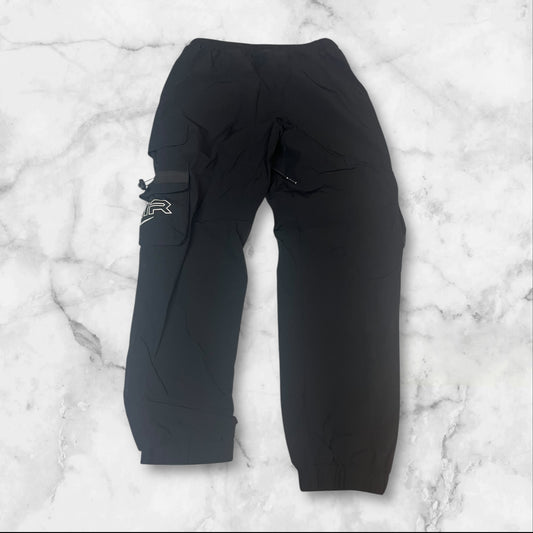 Entdecke unsere Vintage Track Pants von Nike und anderen Marken, erhältlich bei Valuxery.de - Dein Shop für trendige Vintage - Kleidung. Unsere Track Pants sind aus hochwertigen Materialien und