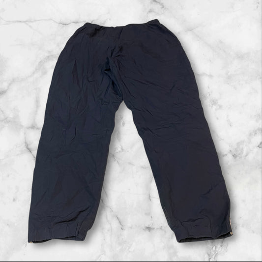 Entdecke unsere Vintage Track Pants von Nike und anderen Marken, erhältlich bei Valuxery.de - Dein Shop für trendige Vintage - Kleidung. Unsere Track Pants sind aus hochwertigen Materialien und