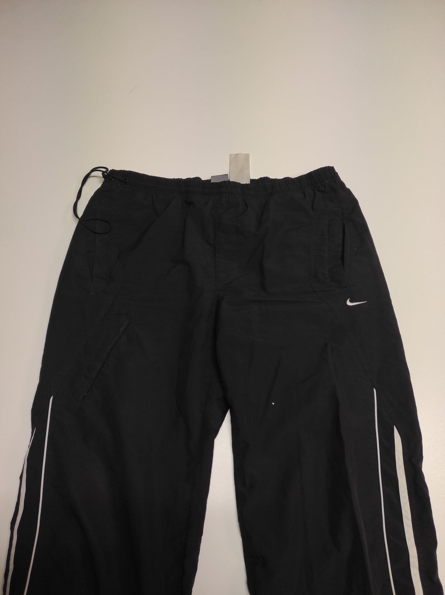Entdecke unsere Vintage Track Pants von Nike und anderen Marken, erhältlich bei Valuxery.de - Dein Shop für trendige Vintage - Kleidung. Unsere Track Pants sind aus hochwertigen Materialien und