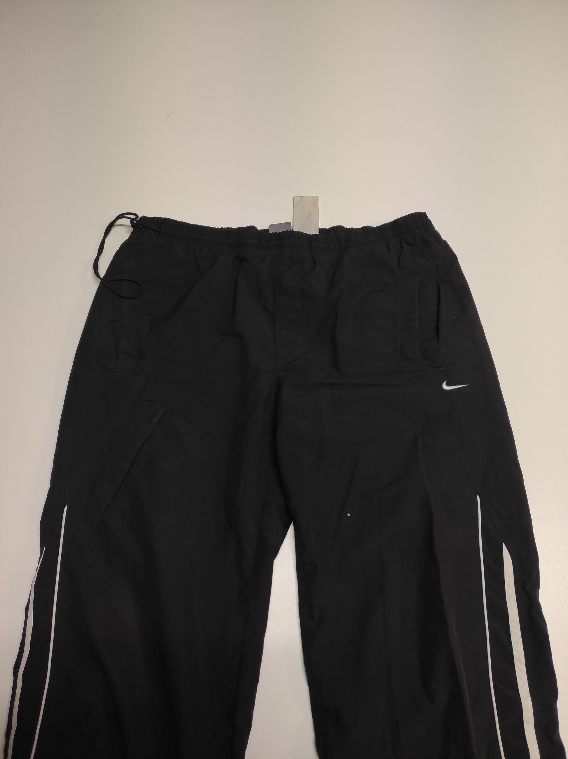 Entdecke unsere Vintage Track Pants von Nike und anderen Marken, erhältlich bei Valuxery.de - Dein Shop für trendige Vintage - Kleidung. Unsere Track Pants sind aus hochwertigen Materialien und