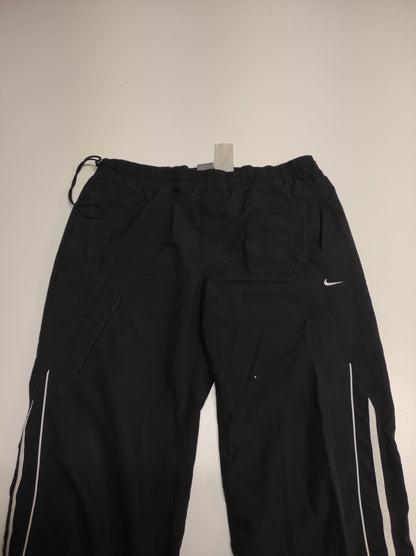 Entdecke unsere Vintage Track Pants von Nike und anderen Marken, erhältlich bei Valuxery.de - Dein Shop für trendige Vintage - Kleidung. Unsere Track Pants sind aus hochwertigen Materialien und