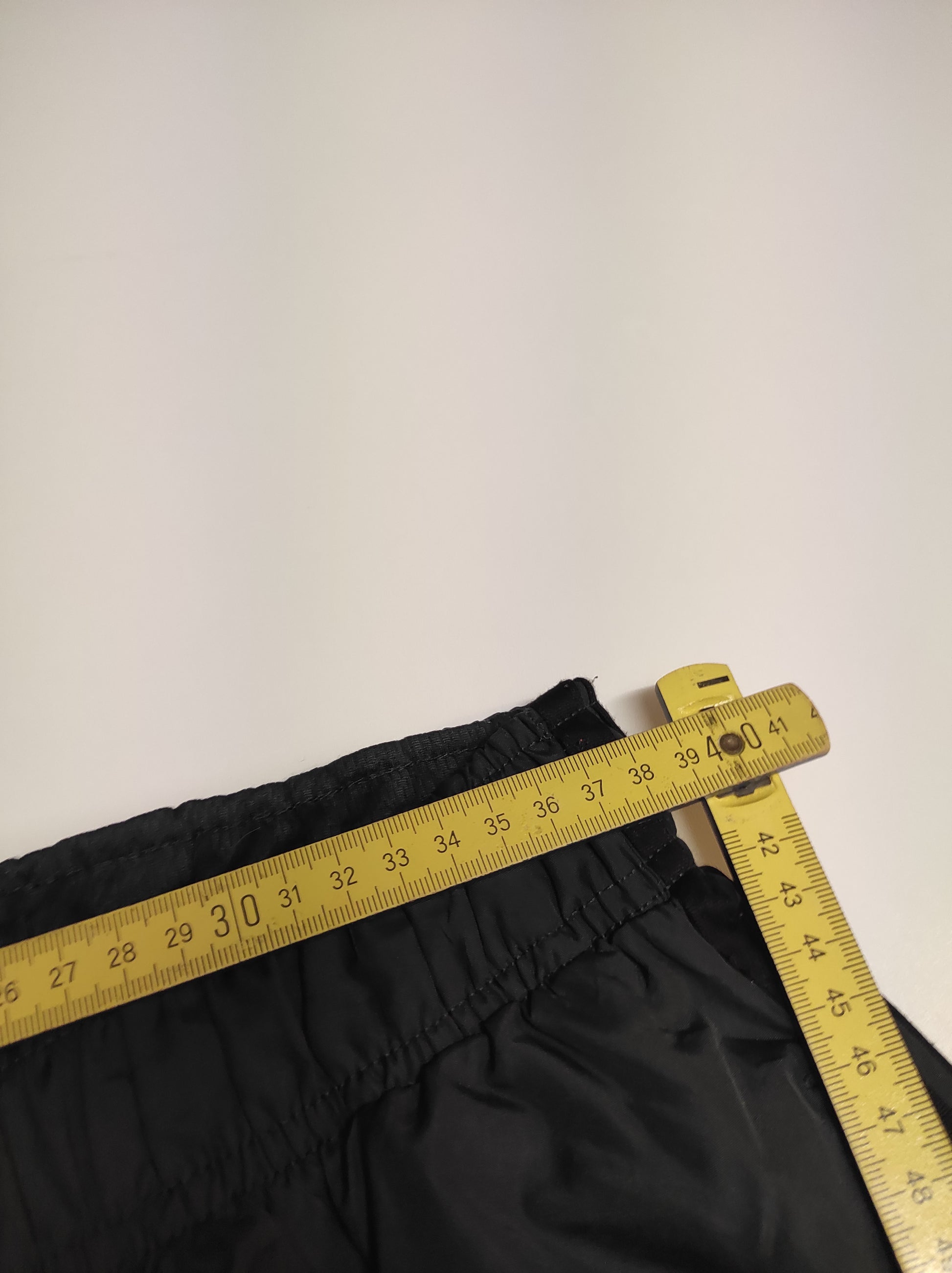 Entdecke unsere Vintage Track Pants von Nike und anderen Marken, erhältlich bei Valuxery.de - Dein Shop für trendige Vintage - Kleidung. Unsere Track Pants sind aus hochwertigen Materialien und