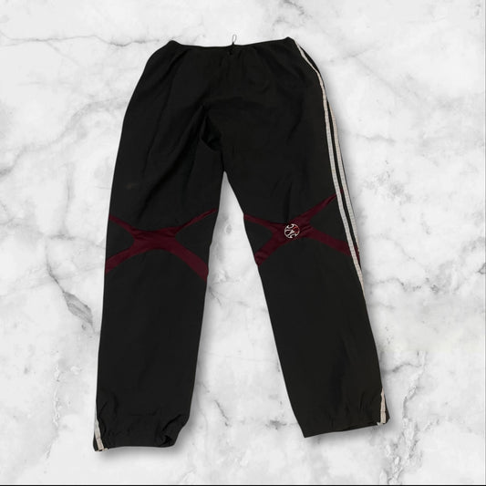 Entdecke unsere Vintage Track Pants von Nike und anderen Marken, erhältlich bei Valuxery.de - Dein Shop für trendige Vintage - Kleidung. Unsere Track Pants sind aus hochwertigen Materialien und