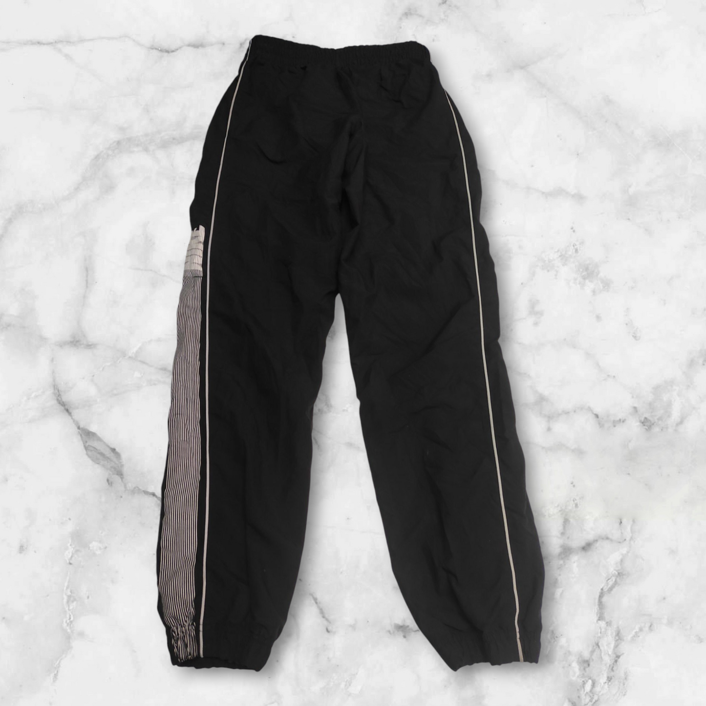 Entdecke unsere Vintage Track Pants von Nike und anderen Marken, erhältlich bei Valuxery.de - Dein Shop für trendige Vintage - Kleidung. Unsere Track Pants sind aus hochwertigen Materialien und