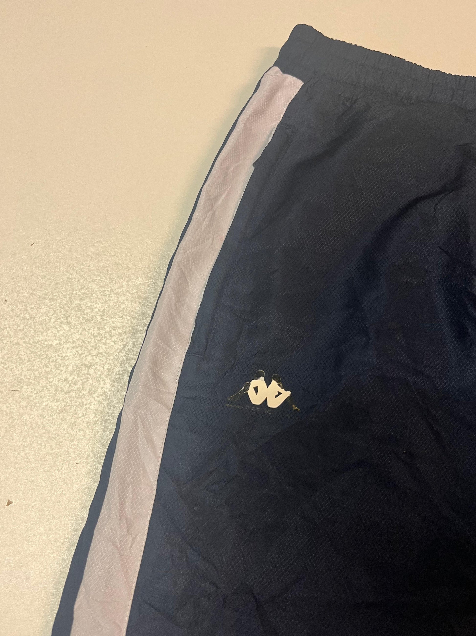 Entdecke unsere Vintage Track Pants von Nike und anderen Marken, erhältlich bei Valuxery.de - Dein Shop für trendige Vintage - Kleidung. Unsere Track Pants sind aus hochwertigen Materialien und