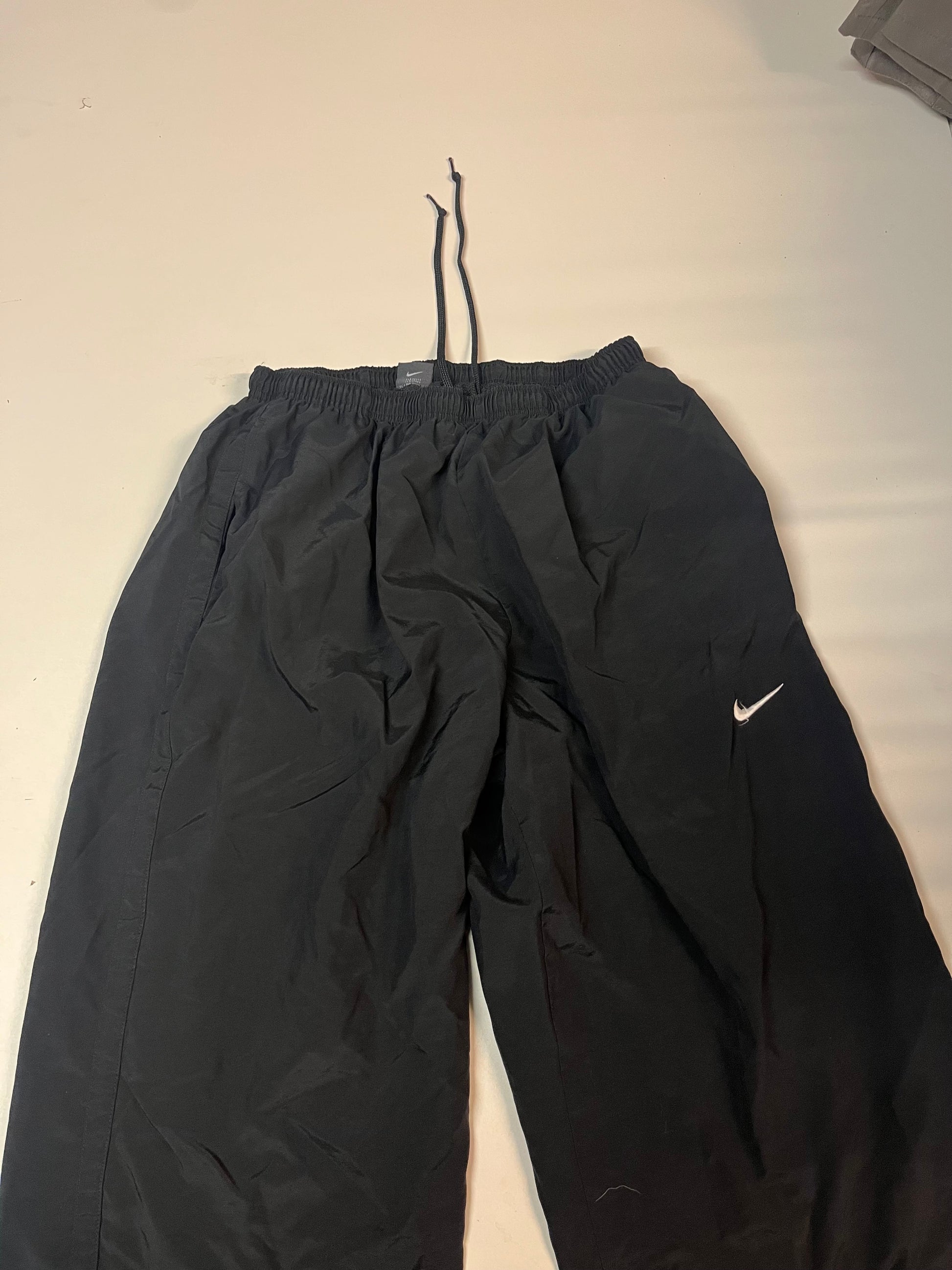 Entdecke unsere Vintage Track Pants von Nike und anderen Marken, erhältlich bei Valuxery.de - Dein Shop für trendige Vintage - Kleidung. Unsere Track Pants sind aus hochwertigen Materialien und