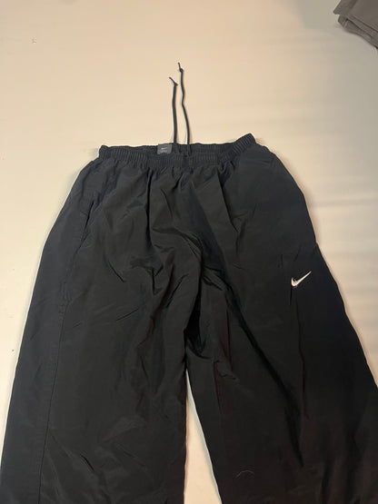Entdecke unsere Vintage Track Pants von Nike und anderen Marken, erhältlich bei Valuxery.de - Dein Shop für trendige Vintage - Kleidung. Unsere Track Pants sind aus hochwertigen Materialien und