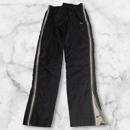 Entdecke unsere Vintage Track Pants von Nike und anderen Marken, erhältlich bei Valuxery.de - Dein Shop für trendige Vintage - Kleidung. Unsere Track Pants sind aus hochwertigen Materialien und