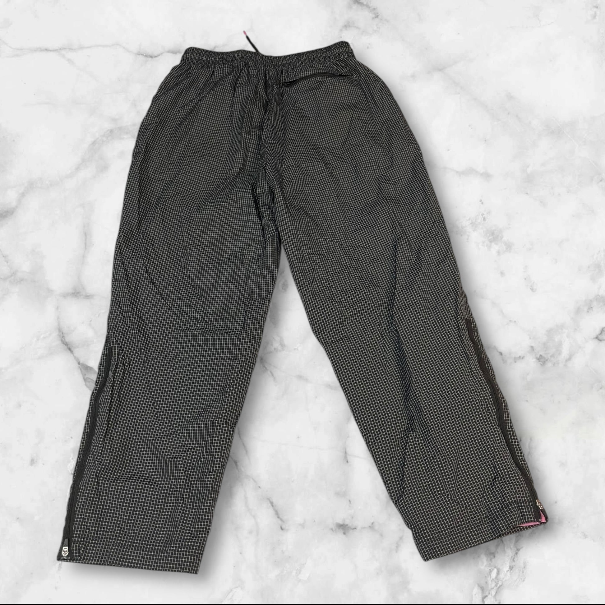 Entdecke unsere Vintage Track Pants von Nike und anderen Marken, erhältlich bei Valuxery.de - Dein Shop für trendige Vintage - Kleidung. Unsere Track Pants sind aus hochwertigen Materialien und
