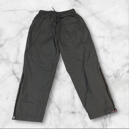 Entdecke unsere Vintage Track Pants von Nike und anderen Marken, erhältlich bei Valuxery.de - Dein Shop für trendige Vintage - Kleidung. Unsere Track Pants sind aus hochwertigen Materialien und