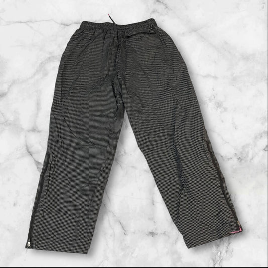 Entdecke unsere Vintage Track Pants von Nike und anderen Marken, erhältlich bei Valuxery.de - Dein Shop für trendige Vintage - Kleidung. Unsere Track Pants sind aus hochwertigen Materialien und