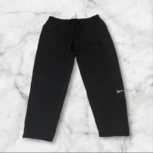 Entdecke unsere Vintage Track Pants von Nike und anderen Marken, erhältlich bei Valuxery.de - Dein Shop für trendige Vintage - Kleidung. Unsere Track Pants sind aus hochwertigen Materialien und