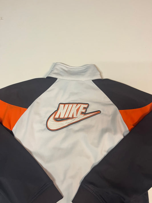 Entdecke unsere Vintage Track Pants von Nike und anderen Marken, erhältlich bei Valuxery.de - Dein Shop für trendige Vintage - Kleidung. Unsere Track Pants sind aus hochwertigen Materialien und