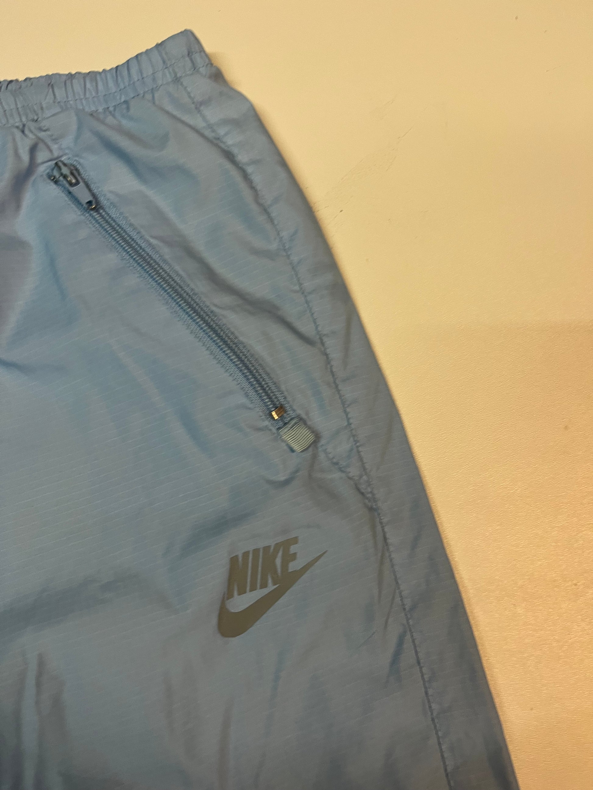 Entdecke unsere Vintage Track Pants von Nike und anderen Marken, erhältlich bei Valuxery.de - Dein Shop für trendige Vintage - Kleidung. Unsere Track Pants sind aus hochwertigen Materialien und