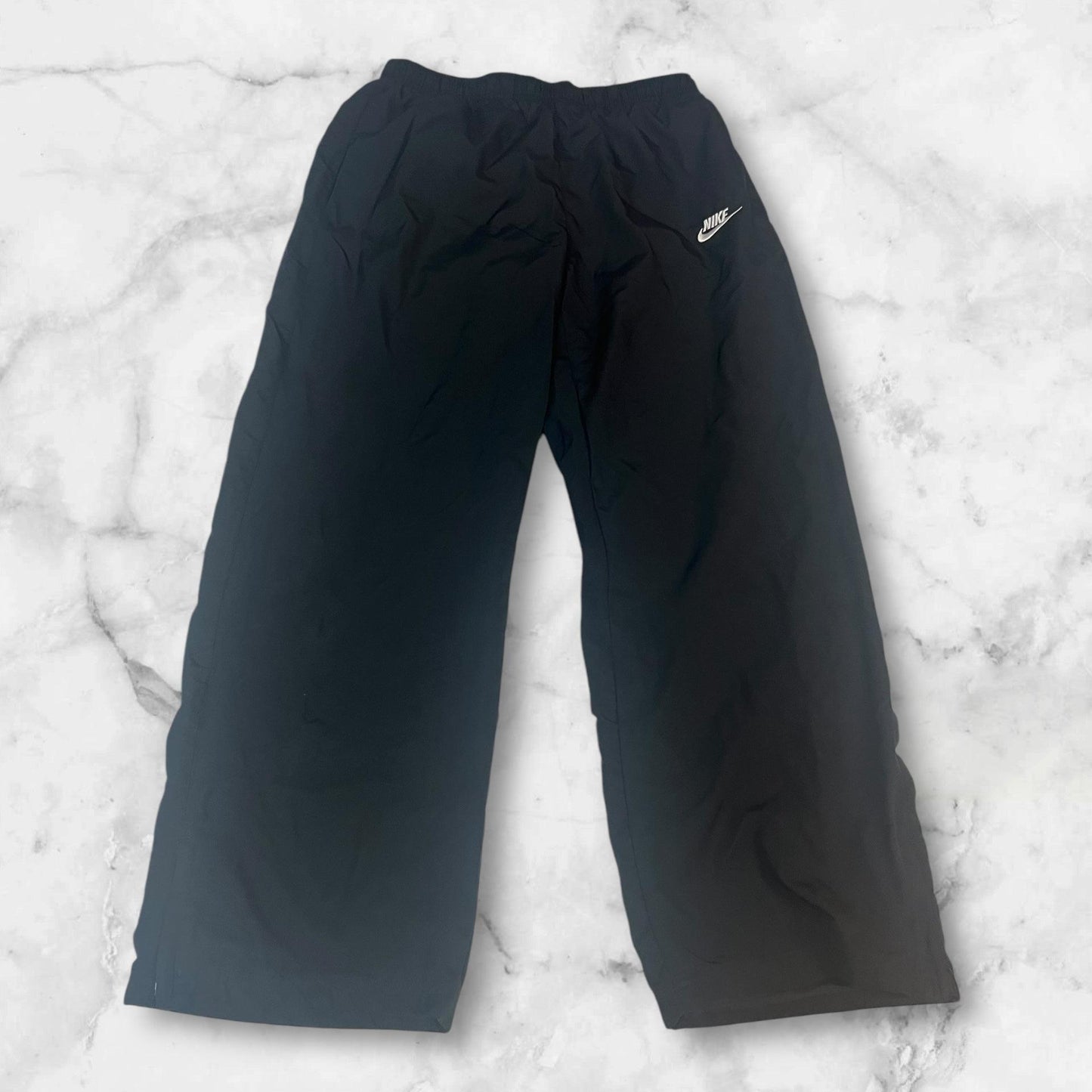 Entdecke unsere Vintage Track Pants von Nike und anderen Marken, erhältlich bei Valuxery.de - Dein Shop für trendige Vintage - Kleidung. Unsere Track Pants sind aus hochwertigen Materialien und