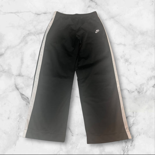Entdecke unsere Vintage Track Pants von Nike und anderen Marken, erhältlich bei Valuxery.de - Dein Shop für trendige Vintage - Kleidung. Unsere Track Pants sind aus hochwertigen Materialien und