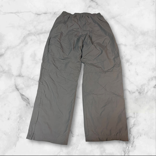 Entdecke unsere Vintage Track Pants von Nike und anderen Marken, erhältlich bei Valuxery.de - Dein Shop für trendige Vintage - Kleidung. Unsere Track Pants sind aus hochwertigen Materialien und