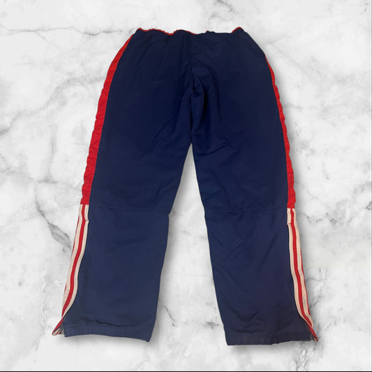 Entdecke unsere Vintage Track Pants von Nike und anderen Marken, erhältlich bei Valuxery.de - Dein Shop für trendige Vintage - Kleidung. Unsere Track Pants sind aus hochwertigen Materialien und