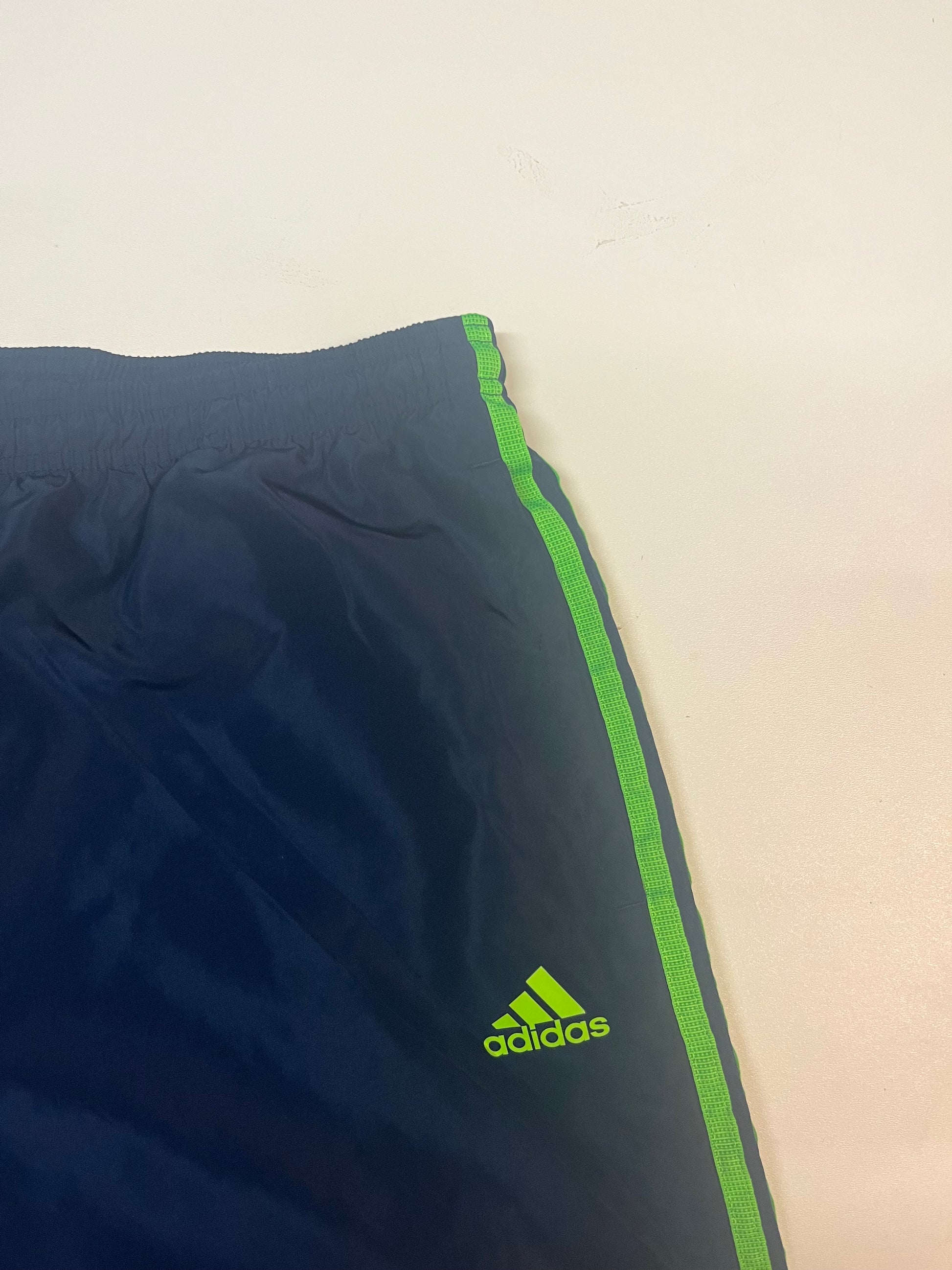 Entdecke unsere Vintage Track Pants von Nike und anderen Marken, erhältlich bei Valuxery.de - Dein Shop für trendige Vintage - Kleidung. Unsere Track Pants sind aus hochwertigen Materialien und