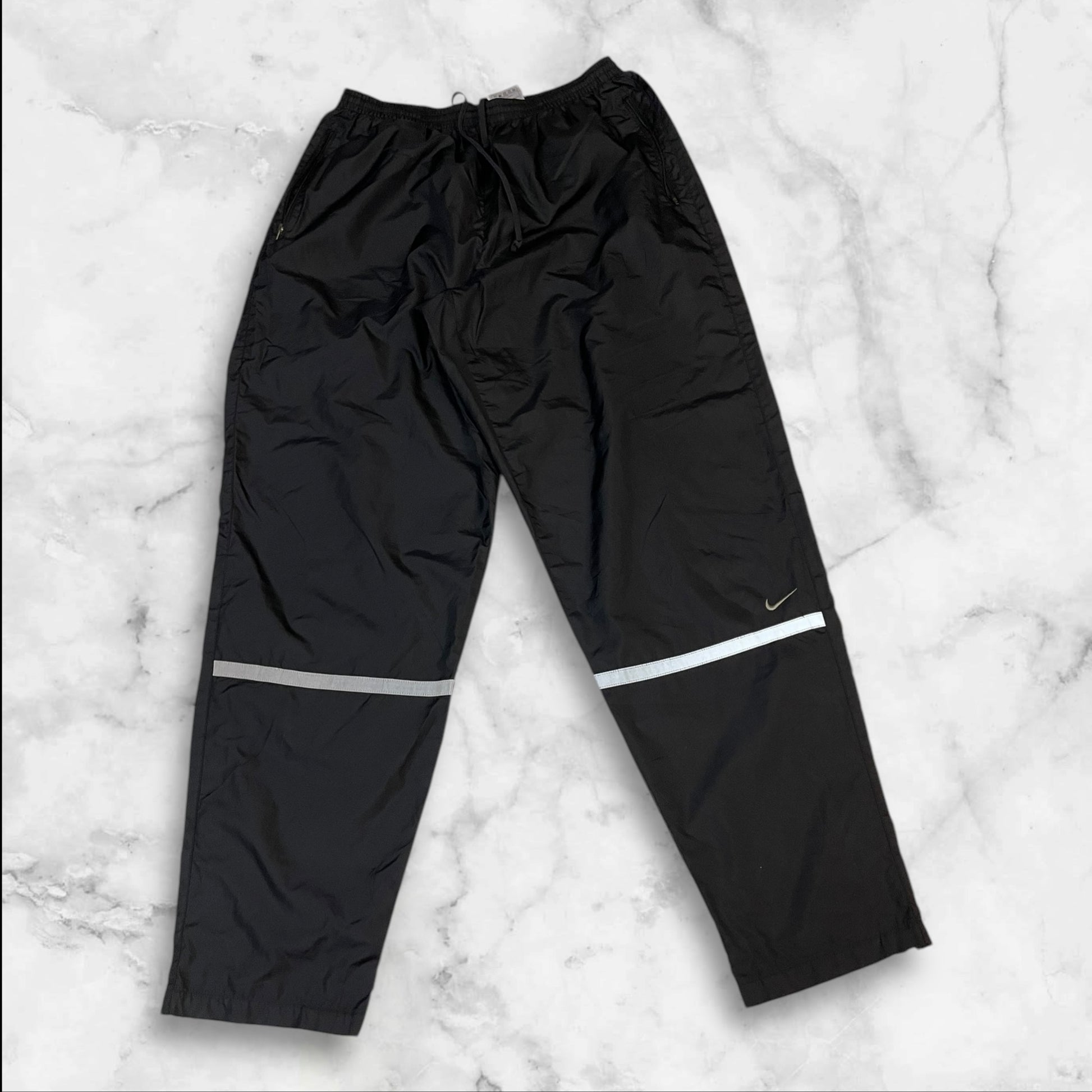 Entdecke unsere Vintage Track Pants von Nike und anderen Marken, erhältlich bei Valuxery.de - Dein Shop für trendige Vintage - Kleidung. Unsere Track Pants sind aus hochwertigen Materialien und