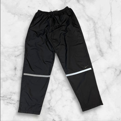 Entdecke unsere Vintage Track Pants von Nike und anderen Marken, erhältlich bei Valuxery.de - Dein Shop für trendige Vintage - Kleidung. Unsere Track Pants sind aus hochwertigen Materialien und