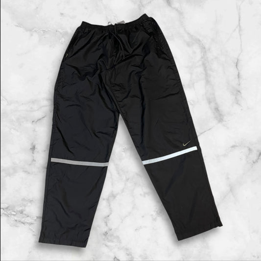Entdecke unsere Vintage Track Pants von Nike und anderen Marken, erhältlich bei Valuxery.de - Dein Shop für trendige Vintage - Kleidung. Unsere Track Pants sind aus hochwertigen Materialien und