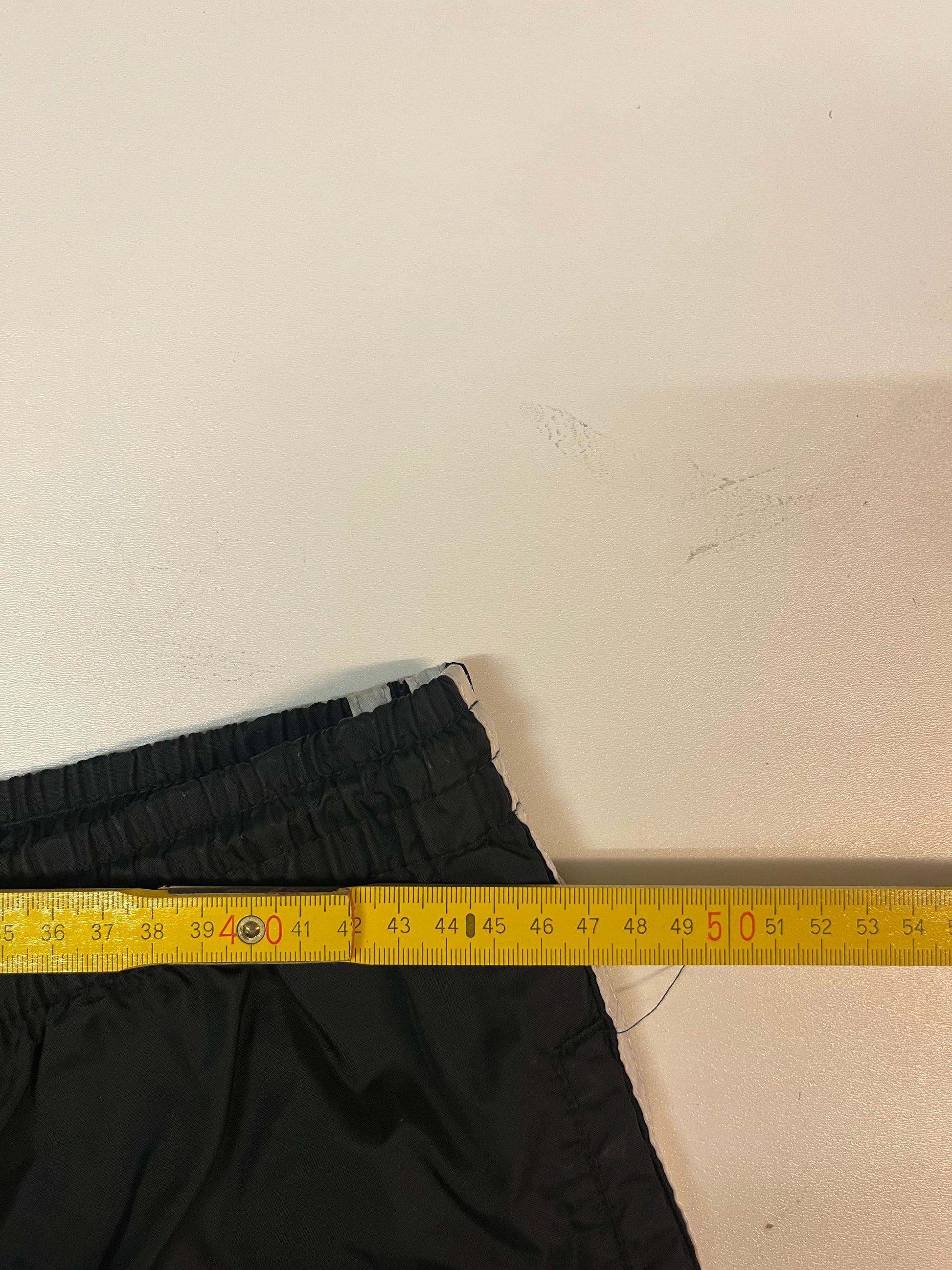 Entdecke unsere Vintage Track Pants von Nike und anderen Marken, erhältlich bei Valuxery.de - Dein Shop für trendige Vintage - Kleidung. Unsere Track Pants sind aus hochwertigen Materialien und