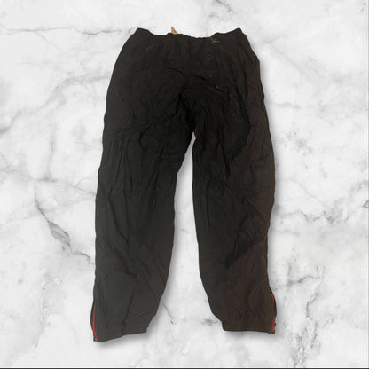 Entdecke unsere Vintage Track Pants von Nike und anderen Marken, erhältlich bei Valuxery.de - Dein Shop für trendige Vintage - Kleidung. Unsere Track Pants sind aus hochwertigen Materialien und