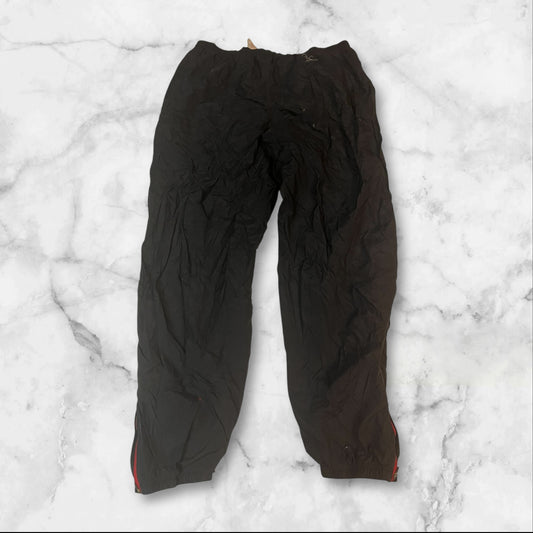 Entdecke unsere Vintage Track Pants von Nike und anderen Marken, erhältlich bei Valuxery.de - Dein Shop für trendige Vintage - Kleidung. Unsere Track Pants sind aus hochwertigen Materialien und