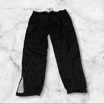 Entdecke unsere Vintage Track Pants von Nike und anderen Marken, erhältlich bei Valuxery.de - Dein Shop für trendige Vintage - Kleidung. Unsere Track Pants sind aus hochwertigen Materialien und
