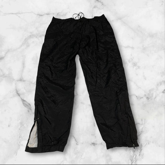 Entdecke unsere Vintage Track Pants von Nike und anderen Marken, erhältlich bei Valuxery.de - Dein Shop für trendige Vintage - Kleidung. Unsere Track Pants sind aus hochwertigen Materialien und