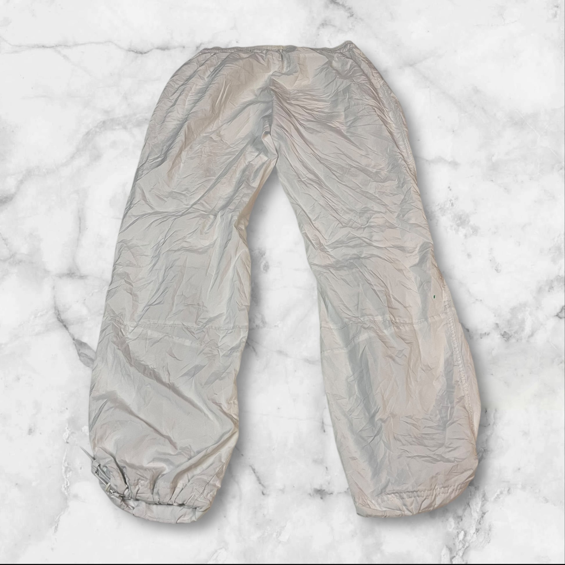Entdecke unsere Vintage Track Pants von Nike und anderen Marken, erhältlich bei Valuxery.de - Dein Shop für trendige Vintage - Kleidung. Unsere Track Pants sind aus hochwertigen Materialien und