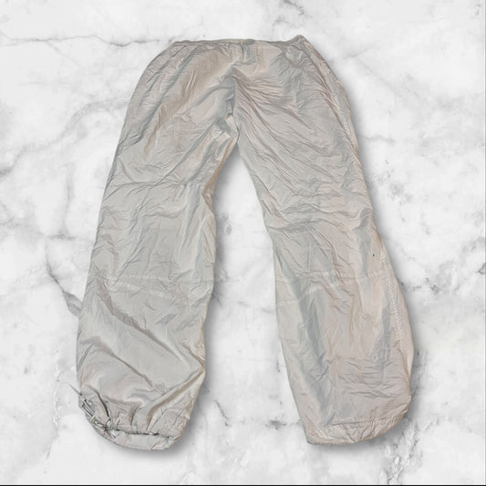 Entdecke unsere Vintage Track Pants von Nike und anderen Marken, erhältlich bei Valuxery.de - Dein Shop für trendige Vintage - Kleidung. Unsere Track Pants sind aus hochwertigen Materialien und