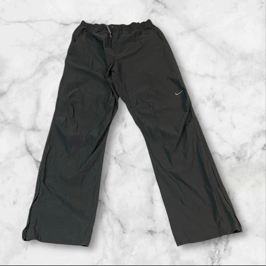 Entdecke unsere Vintage Track Pants von Nike und anderen Marken, erhältlich bei Valuxery.de - Dein Shop für trendige Vintage - Kleidung. Unsere Track Pants sind aus hochwertigen Materialien und