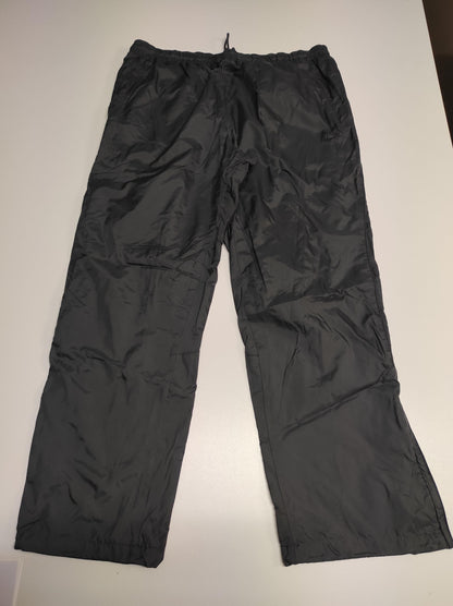 Entdecke unsere Vintage Track Pants von Nike und anderen Marken, erhältlich bei Valuxery.de - Dein Shop für trendige Vintage - Kleidung. Unsere Track Pants sind aus hochwertigen Materialien und