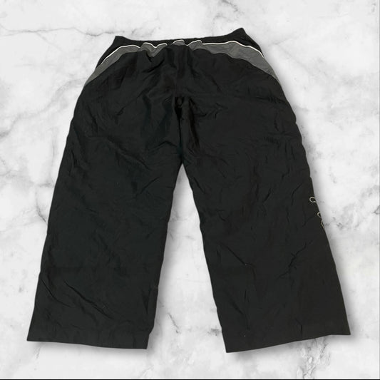 Entdecke unsere Vintage Track Pants von Nike und anderen Marken, erhältlich bei Valuxery.de - Dein Shop für trendige Vintage - Kleidung. Unsere Track Pants sind aus hochwertigen Materialien und