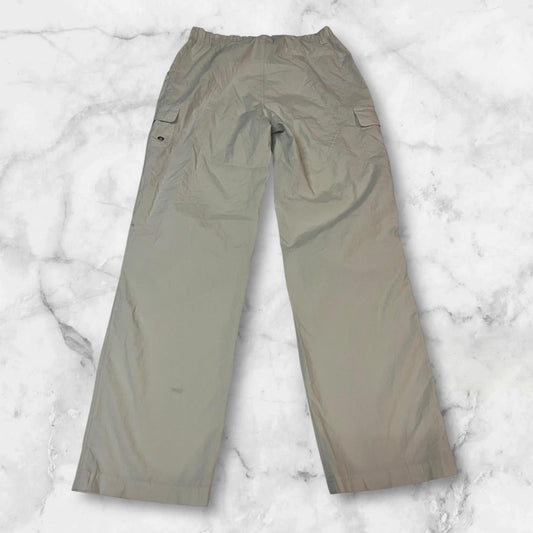 Entdecke unsere Vintage Track Pants von Nike und anderen Marken, erhältlich bei Valuxery.de - Dein Shop für trendige Vintage - Kleidung. Unsere Track Pants sind aus hochwertigen Materialien und