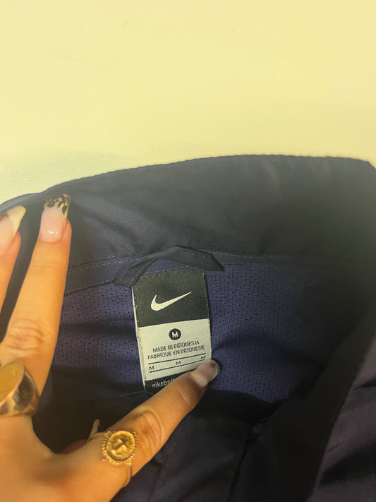 Entdecke unsere Vintage Track Pants von Nike und anderen Marken, erhältlich bei Valuxery.de - Dein Shop für trendige Vintage - Kleidung. Unsere Track Pants sind aus hochwertigen Materialien und