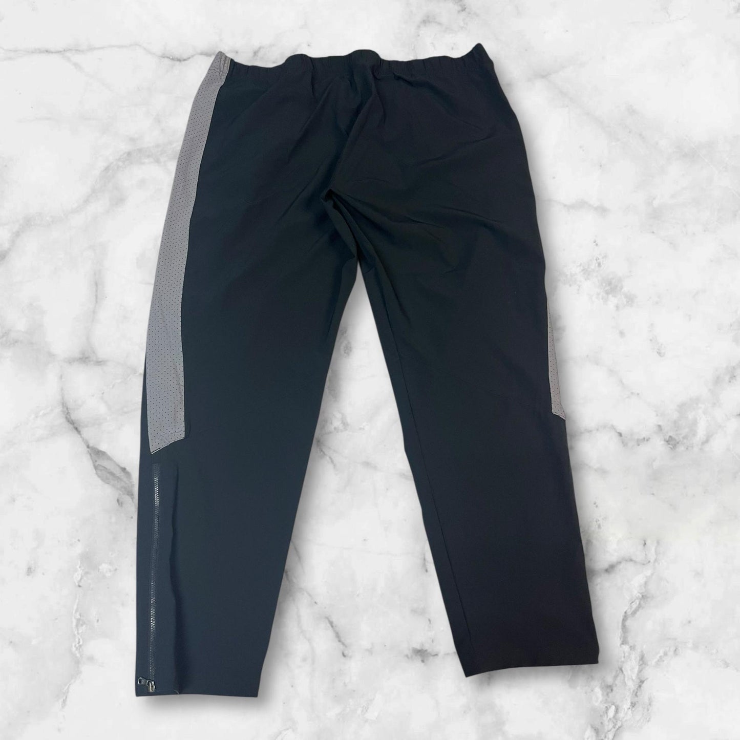 Entdecke unsere Vintage Track Pants von Nike und anderen Marken, erhältlich bei Valuxery.de - Dein Shop für trendige Vintage - Kleidung. Unsere Track Pants sind aus hochwertigen Materialien und