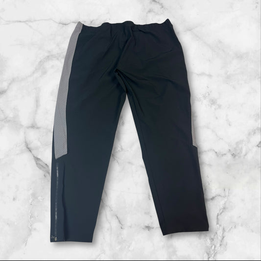 Entdecke unsere Vintage Track Pants von Nike und anderen Marken, erhältlich bei Valuxery.de - Dein Shop für trendige Vintage - Kleidung. Unsere Track Pants sind aus hochwertigen Materialien und
