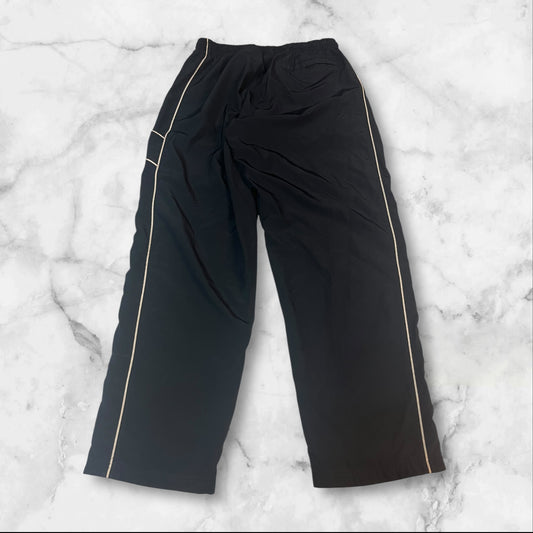 Entdecke unsere Vintage Track Pants von Nike und anderen Marken, erhältlich bei Valuxery.de - Dein Shop für trendige Vintage - Kleidung. Unsere Track Pants sind aus hochwertigen Materialien und