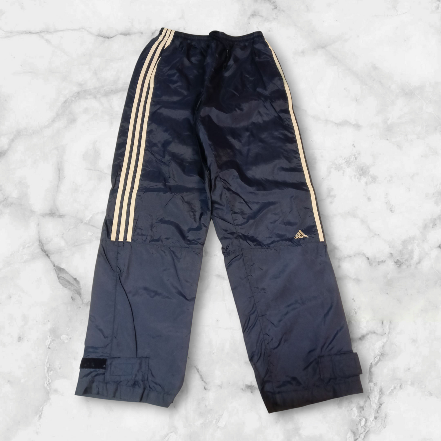 Entdecke unsere Vintage Track Pants von Nike und anderen Marken, erhältlich bei Valuxery.de - Dein Shop für trendige Vintage - Kleidung. Unsere Track Pants sind aus hochwertigen Materialien und