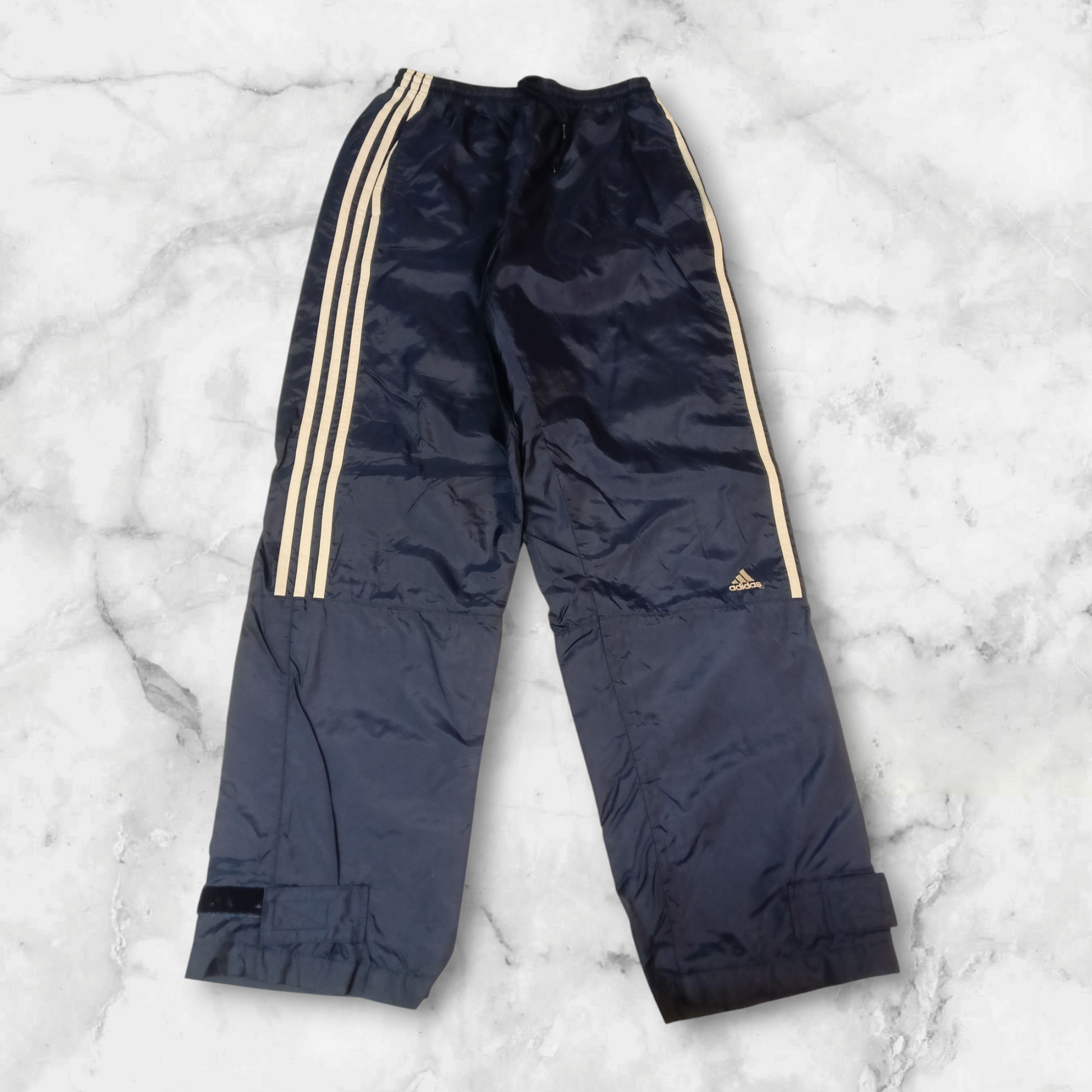 Entdecke unsere Vintage Track Pants von Nike und anderen Marken, erhältlich bei Valuxery.de - Dein Shop für trendige Vintage - Kleidung. Unsere Track Pants sind aus hochwertigen Materialien und